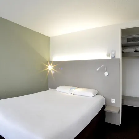 Hotel The Originals City, Annecy Aéroport